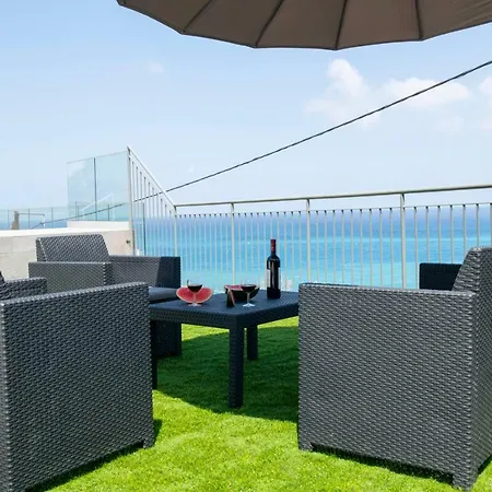 Villa Paradise Blue Pomos