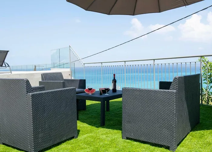 Villa Paradise Blue Pomos